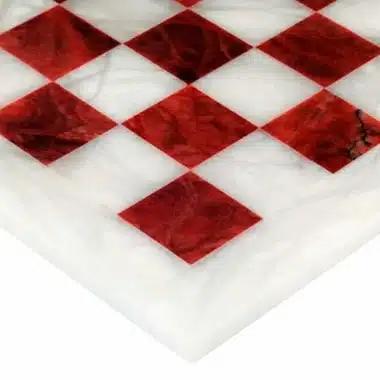 Narożnik szachownicy z czerwonego i białego marmuru, zbliżenie na pola