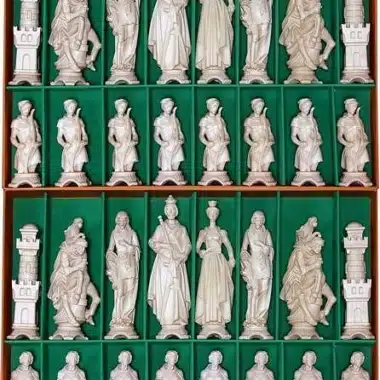 Rzeźbione figury szachowe Renaissance ustawione w zielonej kasecie