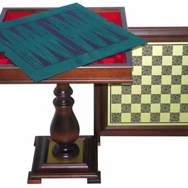 Otwarty stolik szachowy ukazujący matę do backgammona i złoty blat