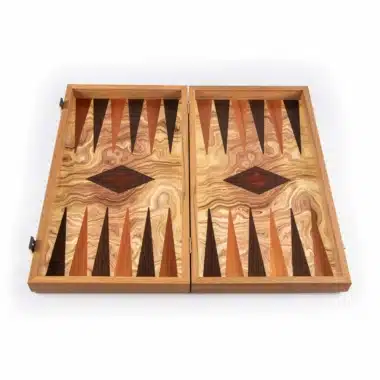 Backgammon z drewna oliwnego widziany z góry, otwarta i pusta plansza