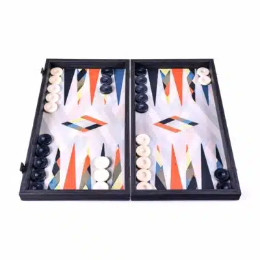 Backgammon Multicouleur Abstrait otwarty z czarnymi i białymi pionkami na swoich miejscach