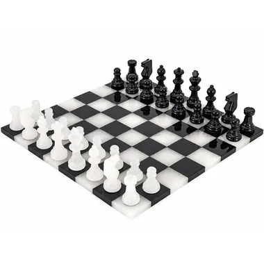 Komplet z czarnego i białego marmuru, figury i szachownica widziane z przodu