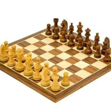 Komplet Academy Medium: szachownica z orzecha i klonu z figurami z drewna różanego