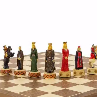 Figury szachowe Anglia vs Szkocja ustawione na drewnianej szachownicy