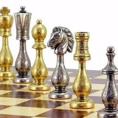 Figury Arabic Style VI platerowane złotem i srebrem ustawione na szachownicy