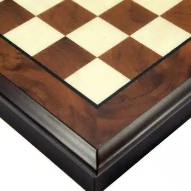 Szachownica z drewna orzechowego i klonu, detal narożnika i ramy