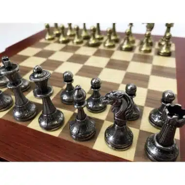 Detal metalowych figur Mignon Flower XI z rzeźbionym skoczkiem i wieżą