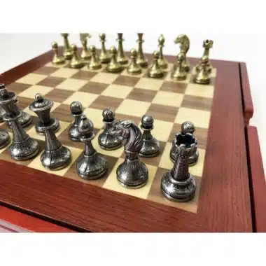 Zbliżenie metalowych figur ustawionych na drewnianej szachownicy
