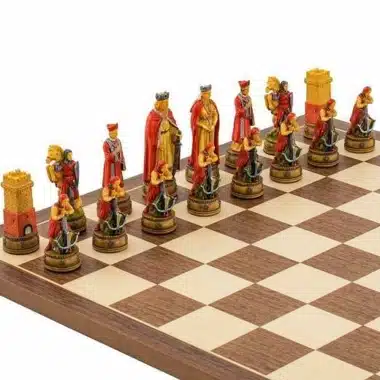 Malowane figury szachowe Camelot ustawione na drewnianej szachownicy