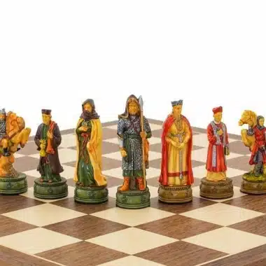 Zestaw szachowy Camelot, figury ustawione na szachownicy z jasnego i ciemnego drewna