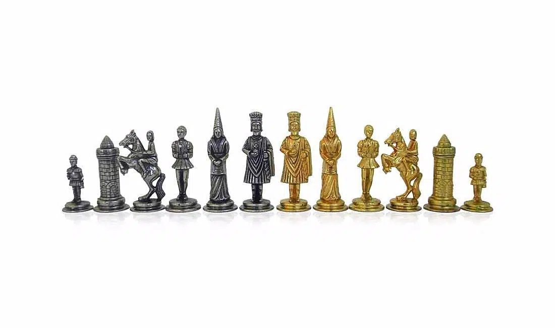 Szachy Camelot Król Artur, wszystkie metalowe figury ustawione z profilu