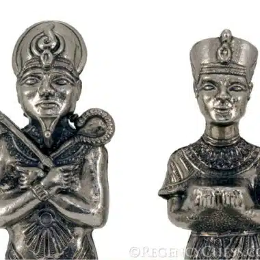 Zbliżenie na rzeźbione twarze egipskich królów ze srebrnego metalu