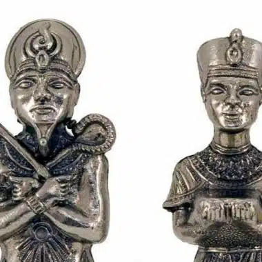 Detal srebrnego króla i królowej, twarze rzeźbione w stylu egipskim