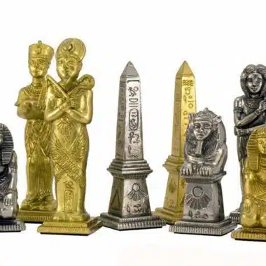 Komplet złotych i srebrnych figur naprzeciw siebie z obeliskami