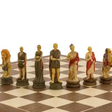 Zestaw szachowy Rzymianie vs Gladiatorzy, figury ustawione na drewnianej szachownicy