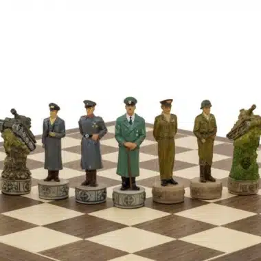 Zestaw szachowy Hitler vs Roosevelt, figury ustawione na szachownicy