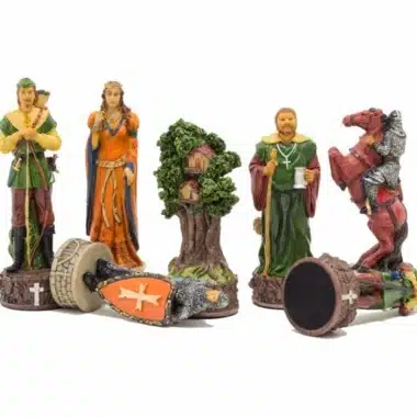 Detal figur Robin Hood pokazujący filcowaną podstawę i herb