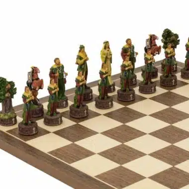 Figury Robin Hood ustawione na szachownicy, strona zielona i brązowa
