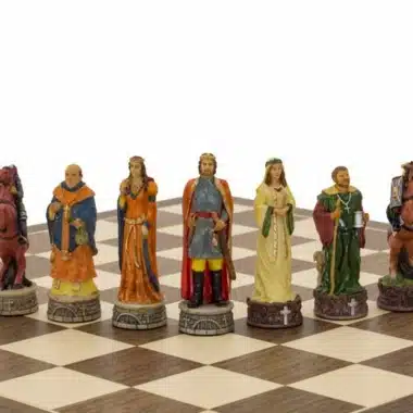Zestaw szachowy Robin Hood ustawiony na szachownicy z jasnego i ciemnego drewna