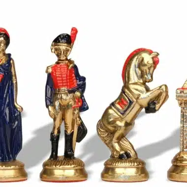 Figury szachowe Napoléon Waterloo w odcieniach niebiesko-złotych, zbliżenie