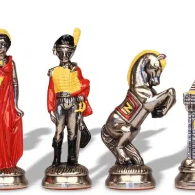 Figury szachowe Napoléon Waterloo w odcieniach srebrno-czerwonych, detal figurek