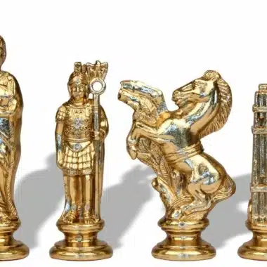 Figury szachowe Jules César, szczegół figurek w całości złotych