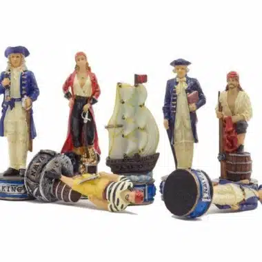 Figury stojące i leżące, szczegół króla piratów i galeonu