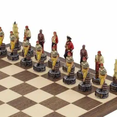 Kolorowe figury piratów ustawione naprzeciw figur Marynarki Królewskiej