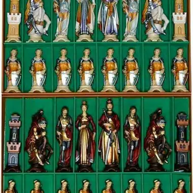 Szachy „Renaissance malowane olejno i zdobione złotymi płatkami” z litego drewna alpejskiego, rzeźbione tradycyjną metodą