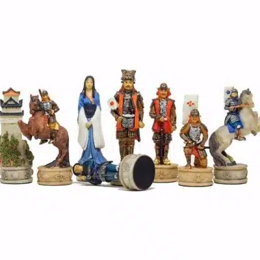 Zestaw szachowy z żywicy w motywie samurajskim, komplet malowanych figur