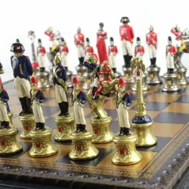 Szachownica Napoléon z malowanymi metalowymi figurami ustawionymi do gry