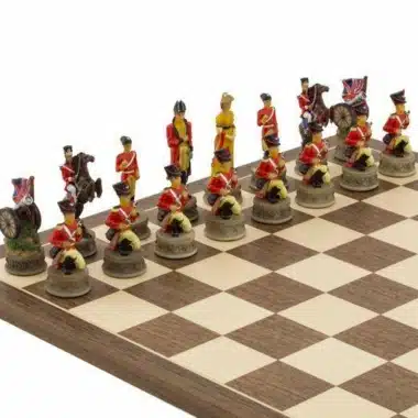 Zbliżenie na angielskie figury bitwy pod Waterloo na szachownicy