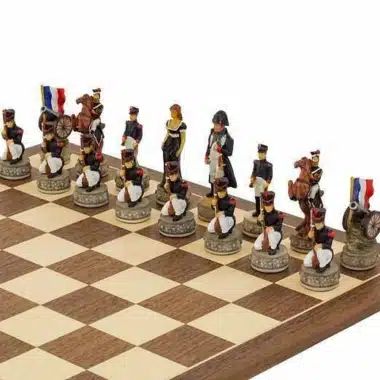 Widok z przodu figur napoleońskich z francuskimi flagami na szachownicy