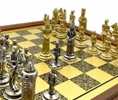 Figury Camelot Król Artur ustawione na złoto-czarnej szachownicy