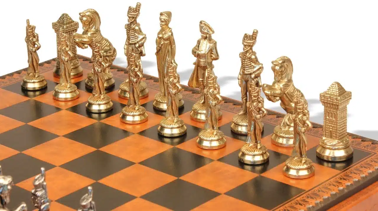 Detal pozłacanych figur Grand Napoléon VII ustawionych na szachownicy