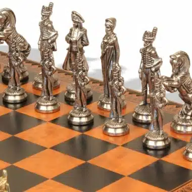 Detal posrebrzanych figur Grand Napoléon VII ustawionych na szachownicy