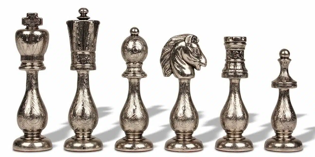 Król, pion, skoczek i wieża z cyzelowanego srebrnego metalu, detal ciemnych figur