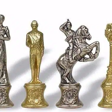 Detal posrebrzanych i pozłacanych figur Napoleon ustawionych w rzędzie