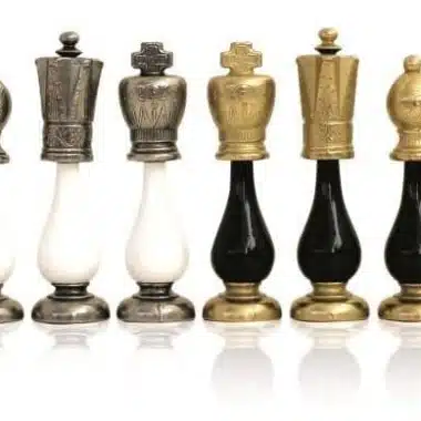 Figury szachowe Arabesque z metalu i lakierowanego drewna ustawione z bliska