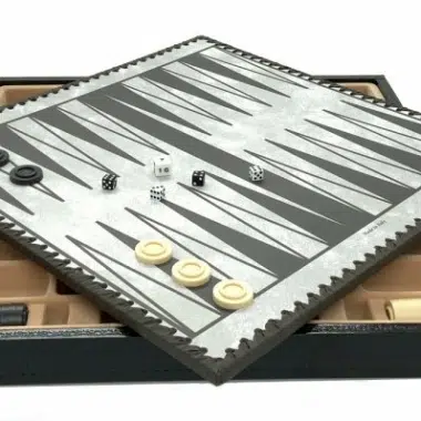 Otwarta czarna kaseta backgammon ze skóry ekologicznej z kośćmi i pionkami