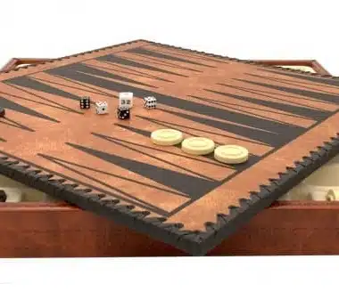 Plansza do backgammonu z kośćmi i pionkami otwarta na kasecie ze skóry ekologicznej