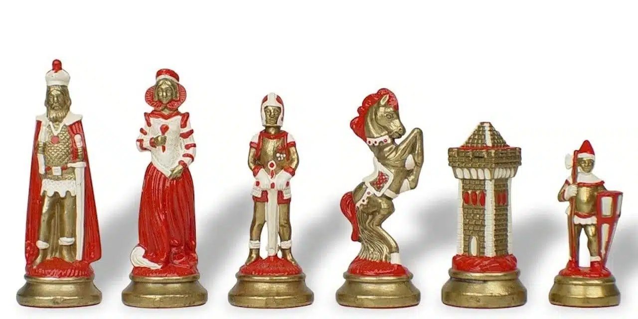 Złocone metalowe figury szachowe Mary Stuart z czerwonymi i białymi detalami