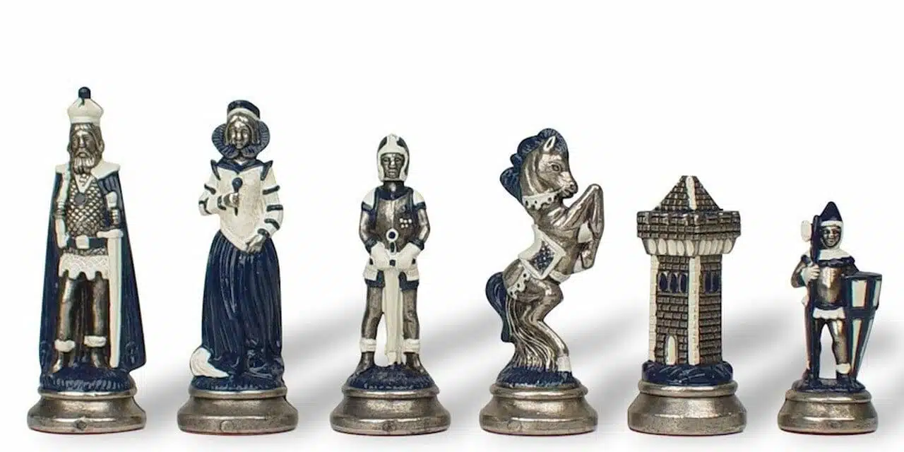 Posrebrzane metalowe figury szachowe Mary Stuart z granatowymi detalami