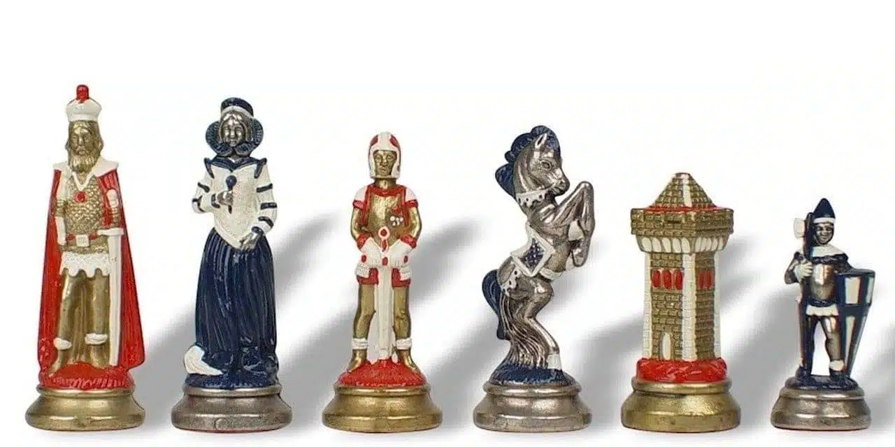 Metalowe figury szachowe Mary Stuart w wykończeniu niebieskim, białym i złotym