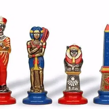 Cztery figurki egipskie z malowanego metalu, królowie, lew i obelisk