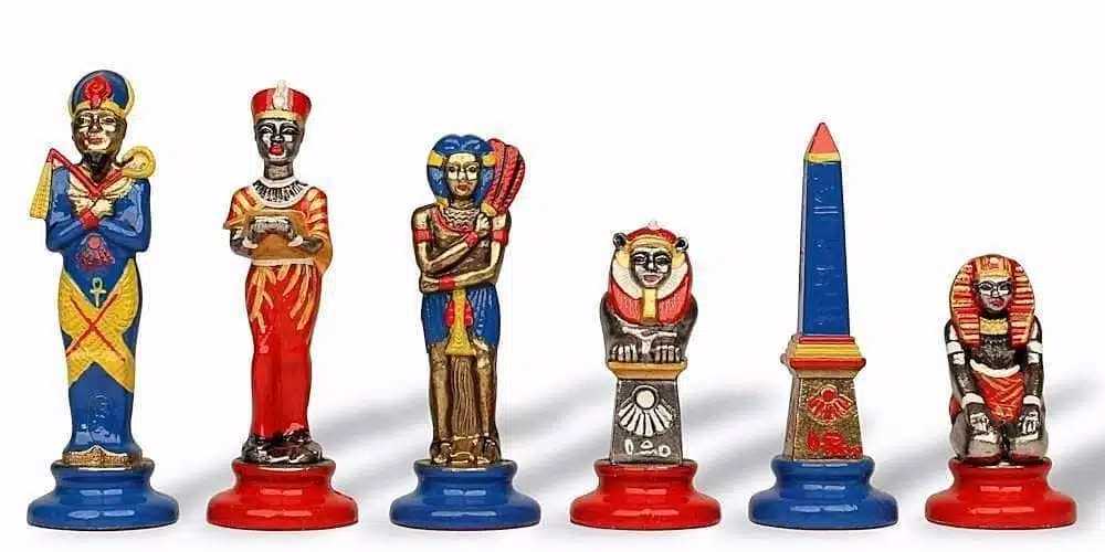Cztery figurki egipskie z malowanego metalu, królowie, lew i obelisk