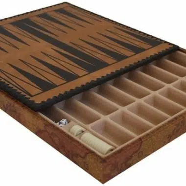 Coffret ouvert montrant le plateau de backgammon et les compartiments de rangement