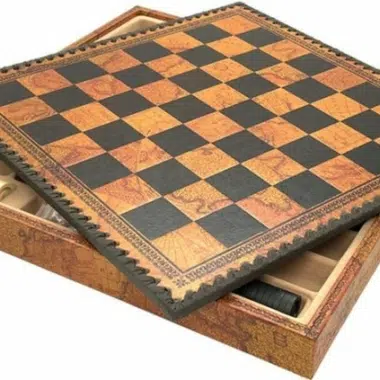 Coffret entrouvert laissant apparaître les pièces d'échecs noires rangées