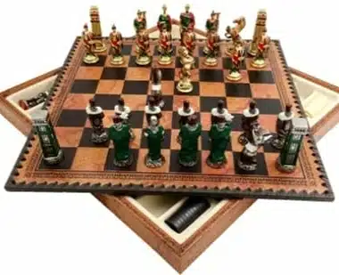 Jeu d'échecs Romains vs Barbares vu de côté avec coffret de rangement ouvert dessous