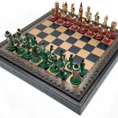 Czerwone i zielone figury Camelot ustawione na otwartej szachownicy